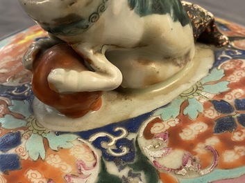 Un vase couvert en porcelaine de Chine famille rose et un vase &agrave; d&eacute;cor de p&ecirc;ches, 19/20&egrave;me